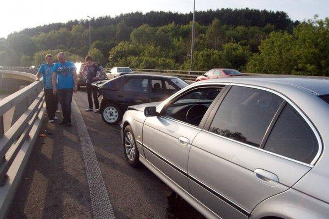 Trečiadienio vakaras Vilniuje: trys avarijos, apgadinti septyni automobiliai