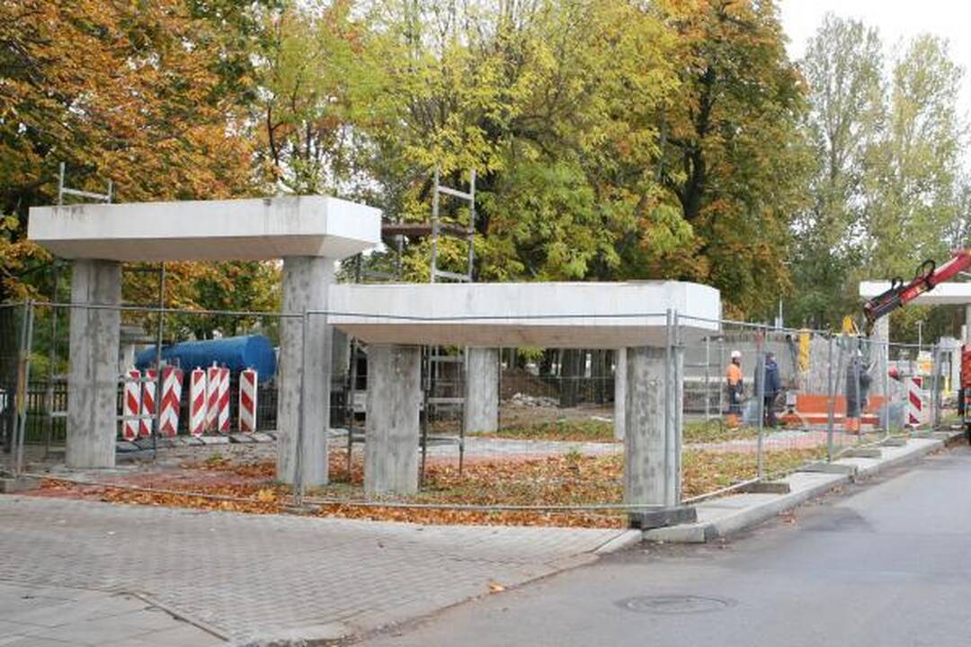Pėsčiųjų tilto statybos sparčiai juda į priekį