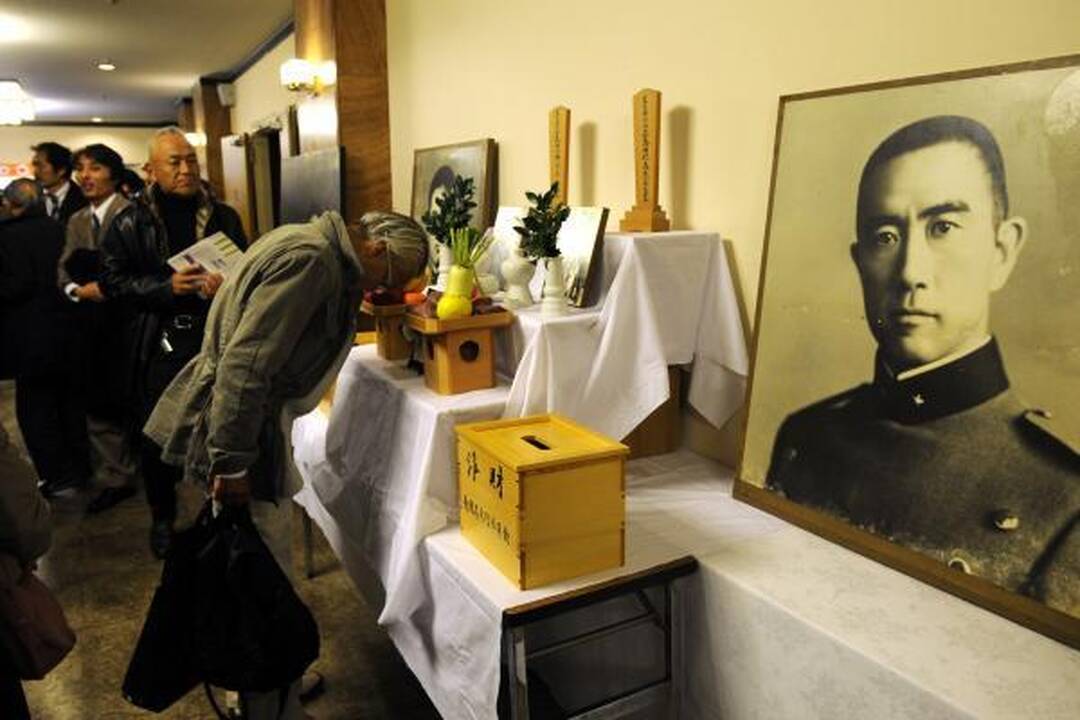 Rašytojo Y.Mishimos gerbėjai paminėjo jo savižudybės 40 metų sukaktį