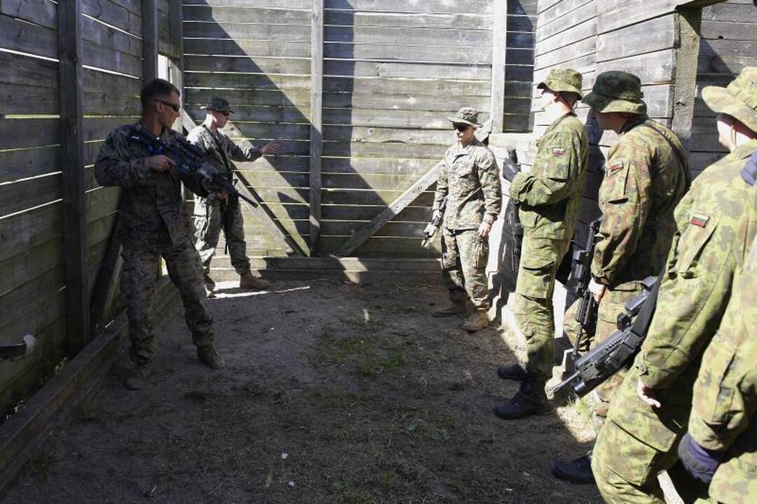 Kairių poligone treniravosi JAV jūrų pėstininkai