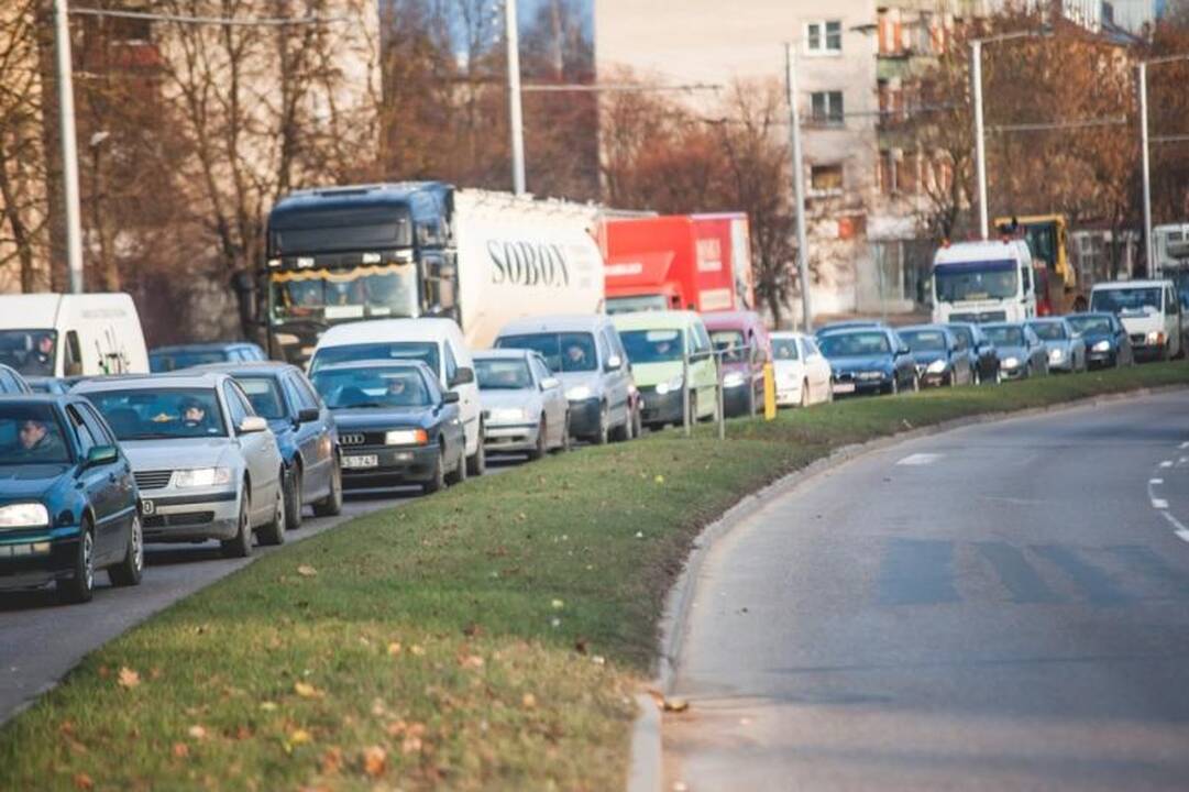 Dėl nutrauktų troleibuso laidų – spūstys K. Baršausko gatvėje