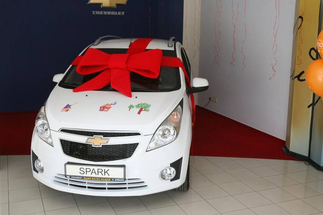 „Chevrolet“ dovana „SOS vaikų kaimui“ – dar vienas automobilis