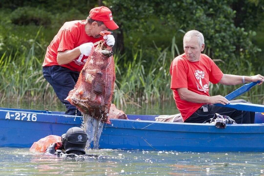 Iš Daugų ežero dugno narai ištraukė toną šiukšlių