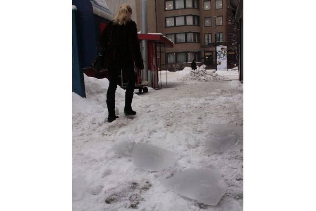 Prasidėjo atlydys: nuo stogų krenta ledo luitai (papildyta)