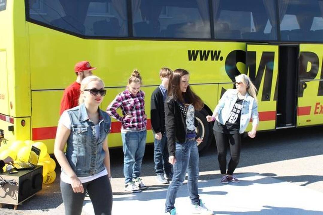 Į 54 vietų autobusą tilpo 161 studentas 