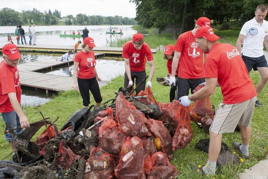 Iš Daugų ežero dugno narai ištraukė toną šiukšlių