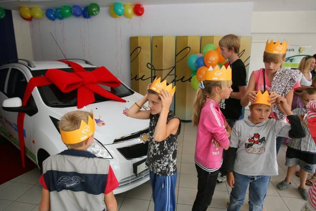 „Chevrolet“ dovana „SOS vaikų kaimui“ – dar vienas automobilis