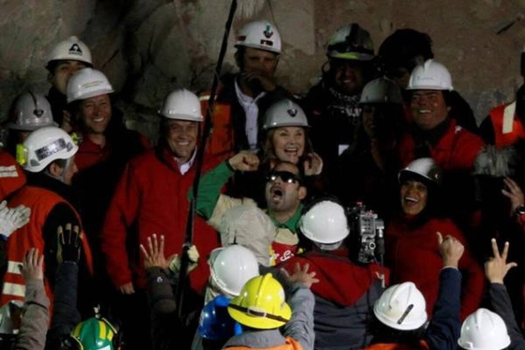 Čilėje pirmieji trys išgelbėti kalnakasiai išleisti iš ligoninės