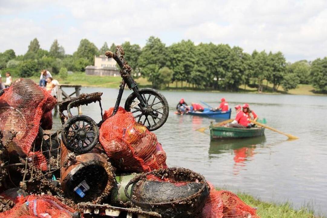 Iš Daugų ežero dugno narai ištraukė toną šiukšlių
