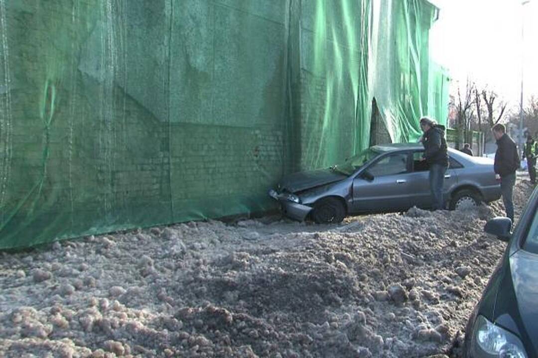 Avarija Klaipėdoje: mašina vertėsi ir rėžėsi į pastatą