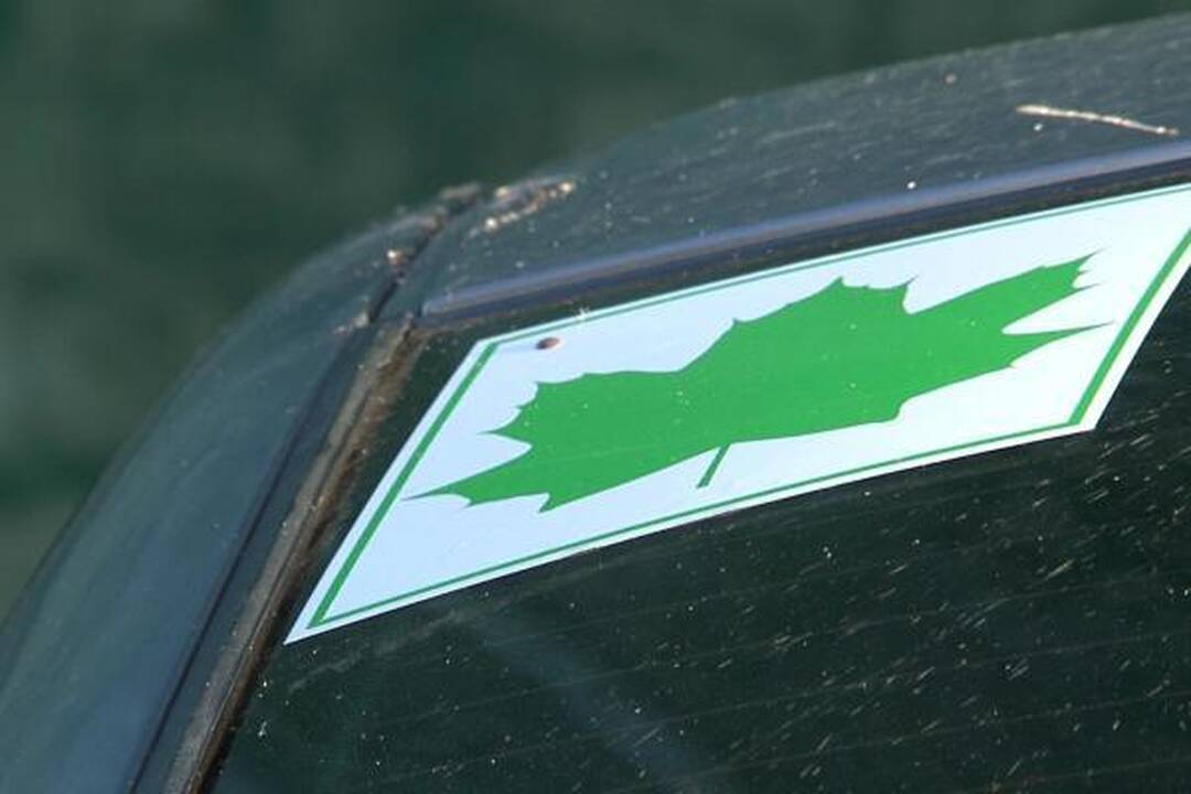 Avarija Klaipėdoje: mašina vertėsi ir rėžėsi į pastatą