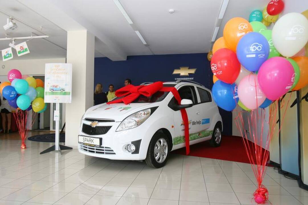 „Chevrolet“ dovana „SOS vaikų kaimui“ – dar vienas automobilis