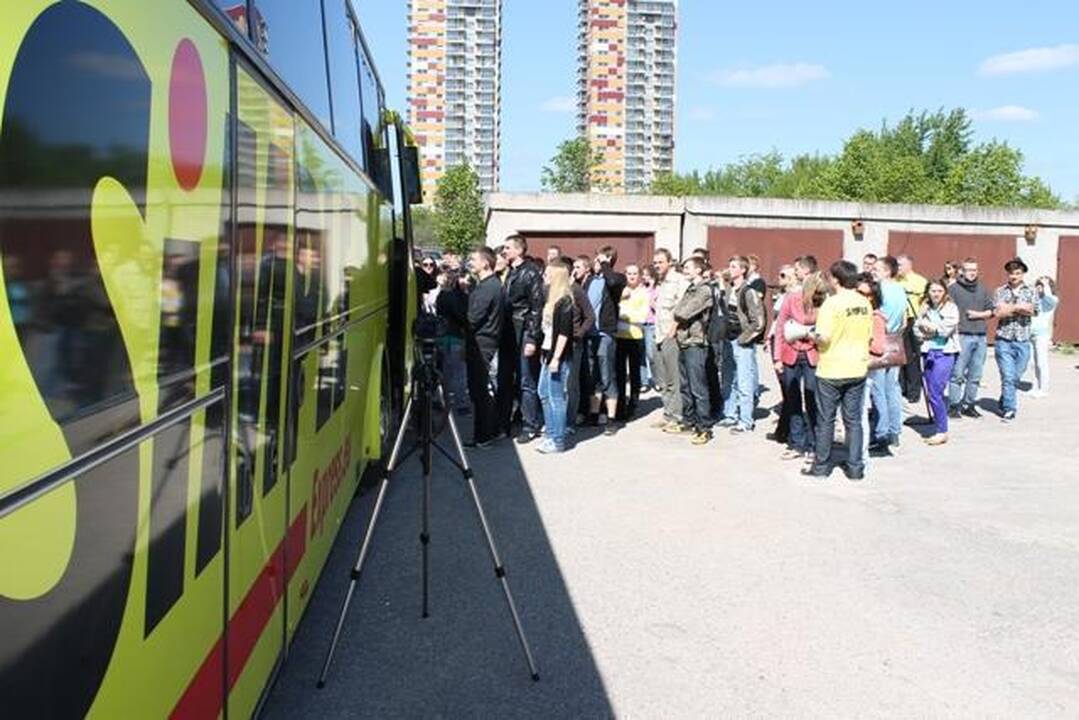 Į 54 vietų autobusą tilpo 161 studentas 