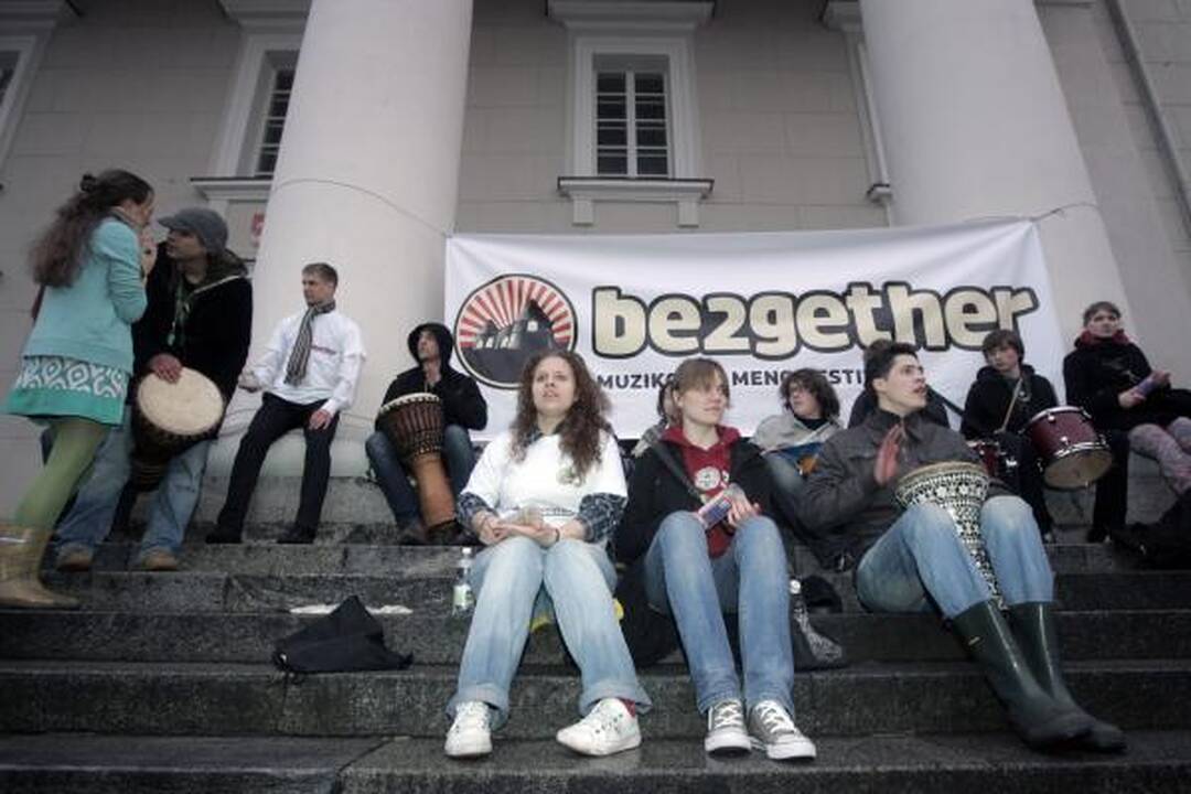 Gatvės muzikos dienos stebuklas - dešimtys būgnų išbaidė debesis