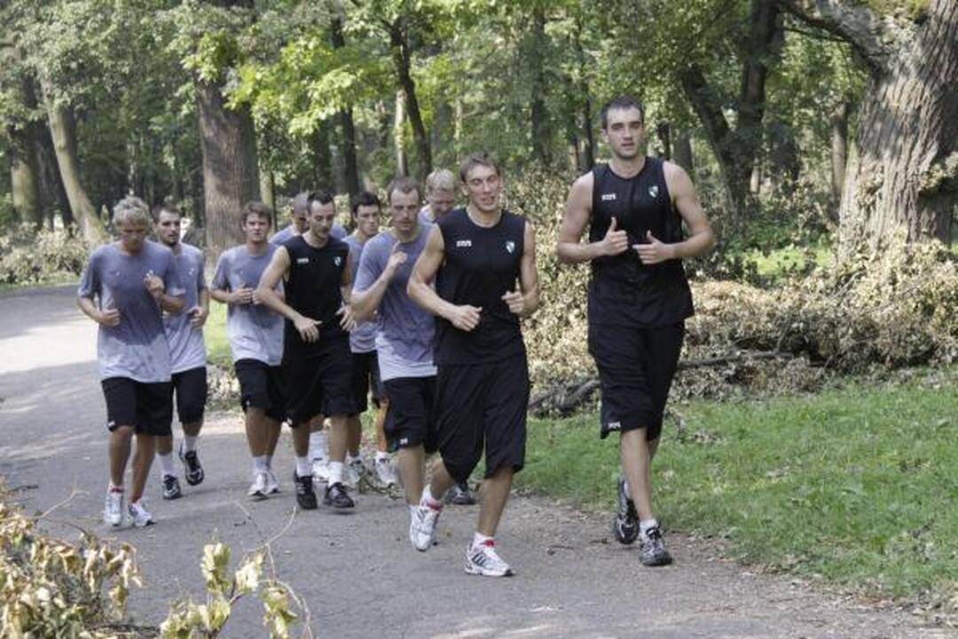 „Žalgirio“ krepšininkai į darbą kibo Ąžuolyne