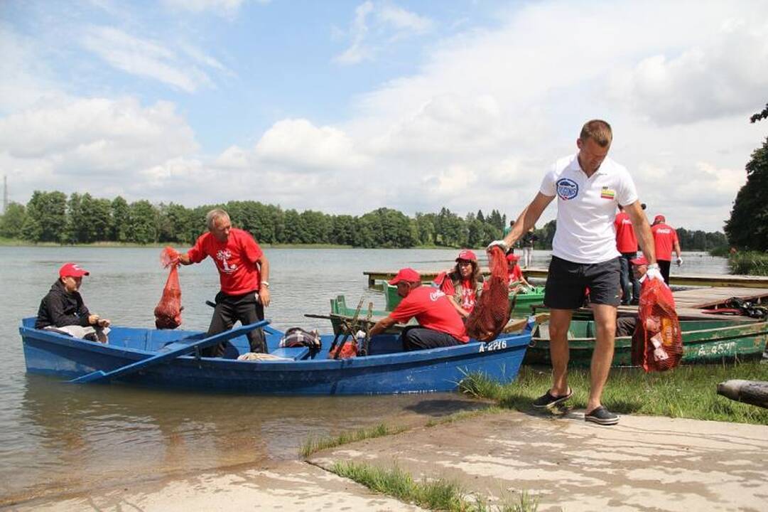 Iš Daugų ežero dugno narai ištraukė toną šiukšlių