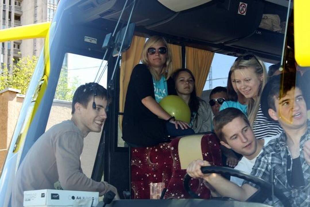 Į 54 vietų autobusą tilpo 161 studentas 