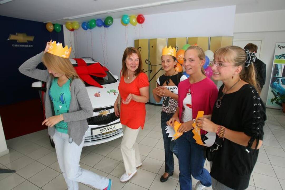 „Chevrolet“ dovana „SOS vaikų kaimui“ – dar vienas automobilis