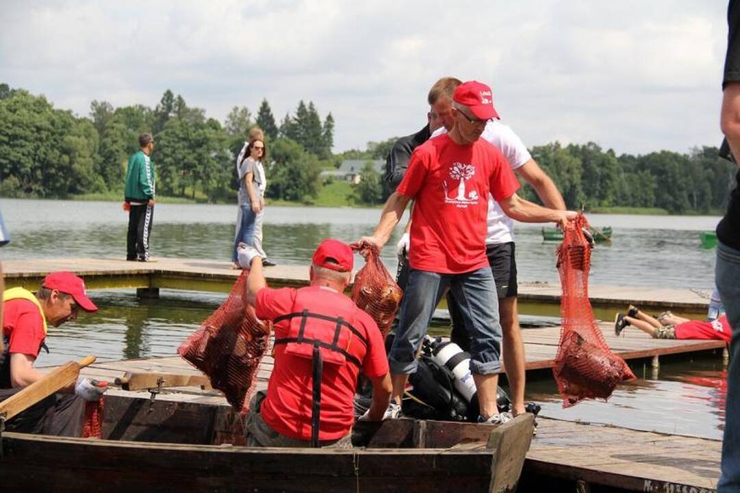 Iš Daugų ežero dugno narai ištraukė toną šiukšlių