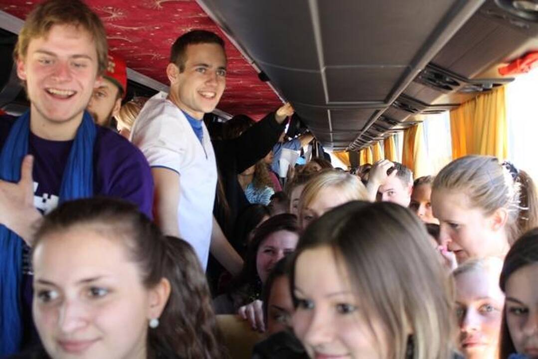 Į 54 vietų autobusą tilpo 161 studentas 