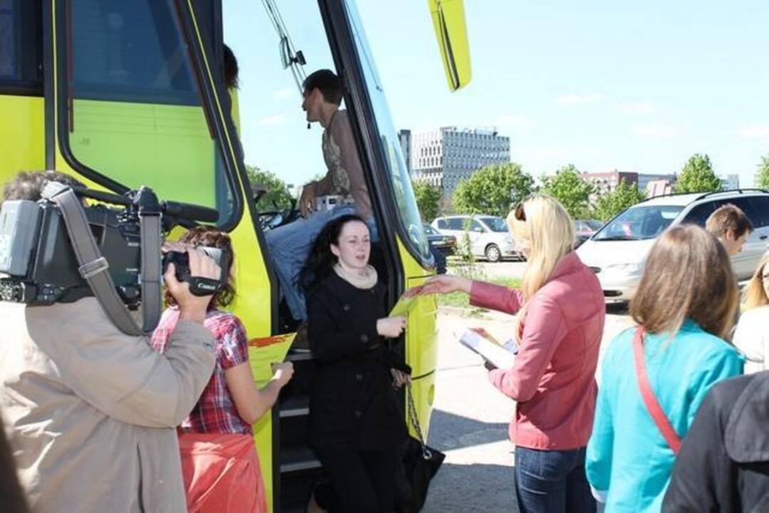 Į 54 vietų autobusą tilpo 161 studentas 