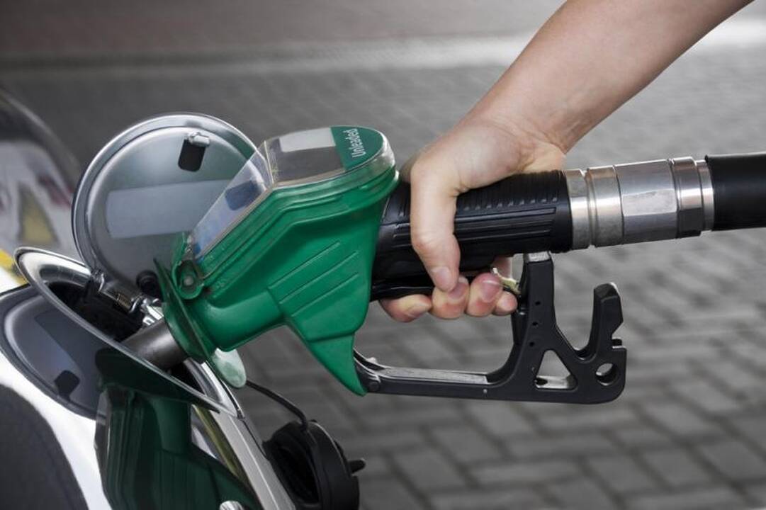 Embargą Irano naftai pajus ir Lietuva: brangs degalai