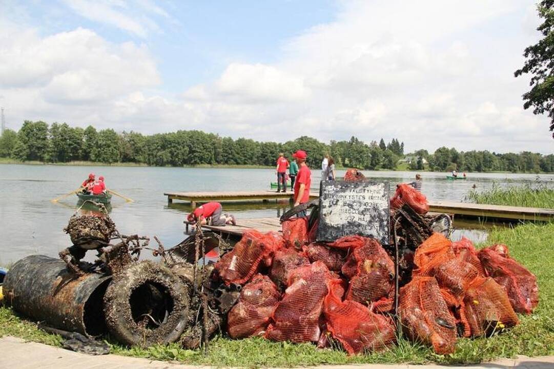 Iš Daugų ežero dugno narai ištraukė toną šiukšlių