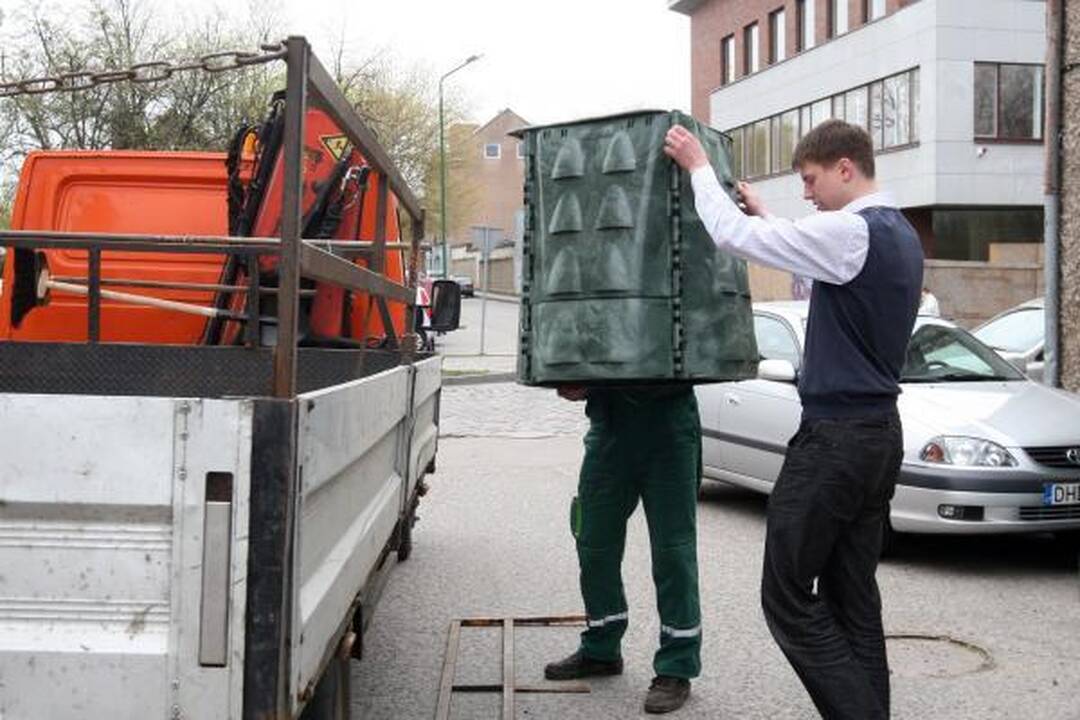 Klaipėdiečiams dalinami kompostavimo konteineriai