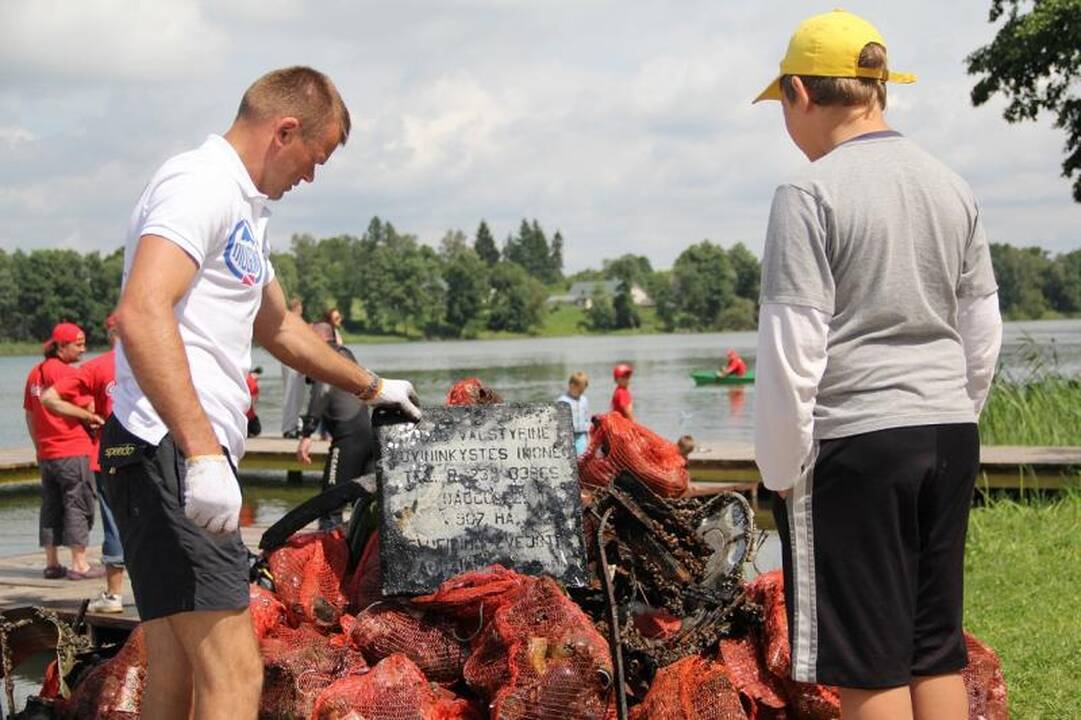 Iš Daugų ežero dugno narai ištraukė toną šiukšlių