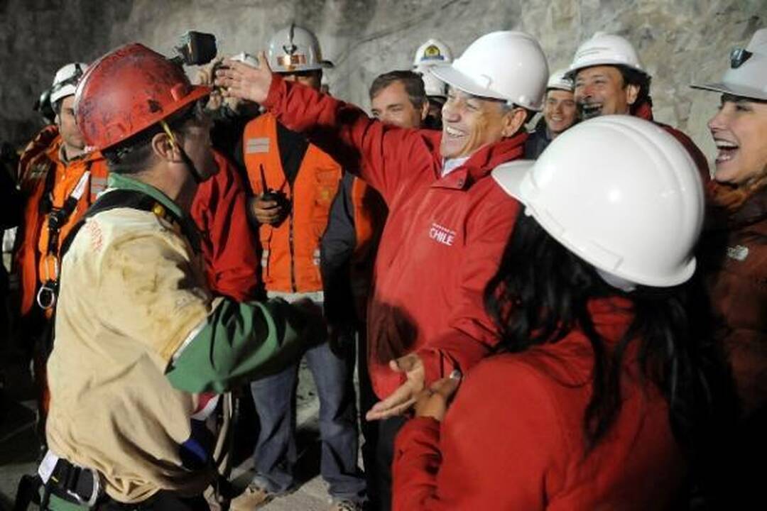 Čilėje pirmieji trys išgelbėti kalnakasiai išleisti iš ligoninės