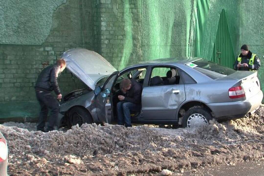 Avarija Klaipėdoje: mašina vertėsi ir rėžėsi į pastatą