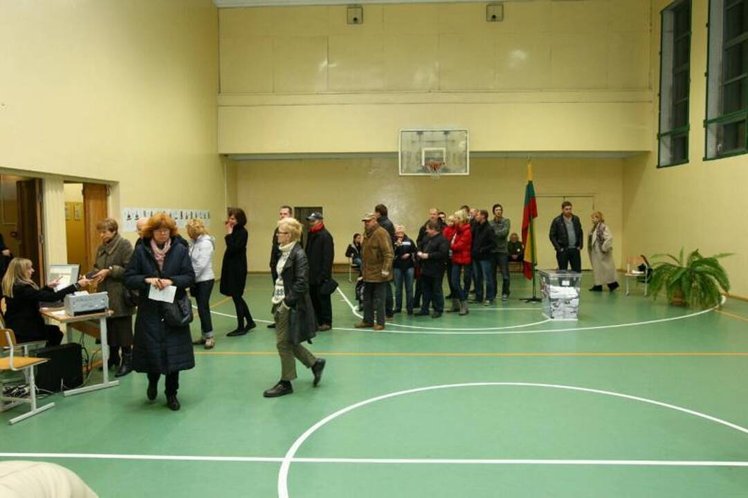 Eilėse stovėję kauniečiai piktinosi balsavimo tvarka 