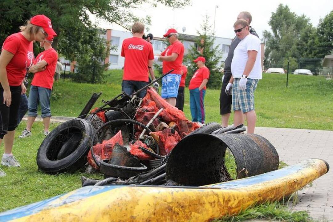Iš Daugų ežero dugno narai ištraukė toną šiukšlių