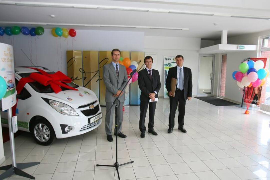 „Chevrolet“ dovana „SOS vaikų kaimui“ – dar vienas automobilis