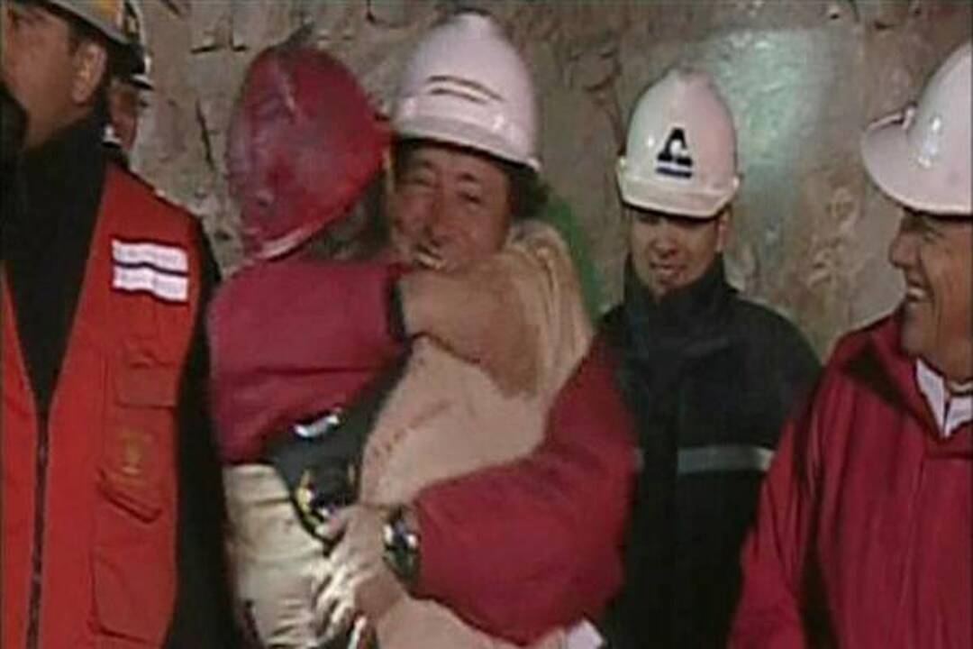 Čilėje pirmieji trys išgelbėti kalnakasiai išleisti iš ligoninės