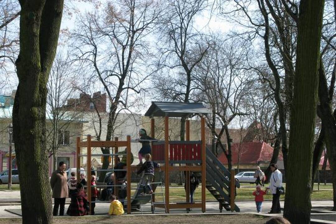 Pavasaris vaikus išviliojo į kiemą