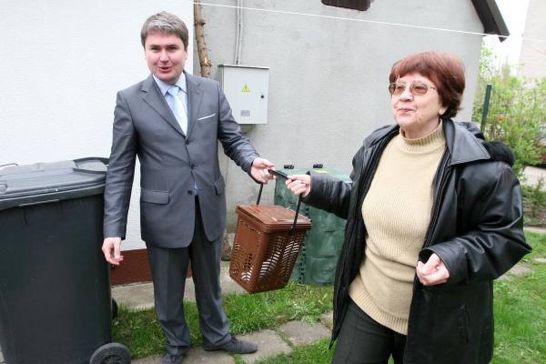Klaipėdiečiams dalinami kompostavimo konteineriai