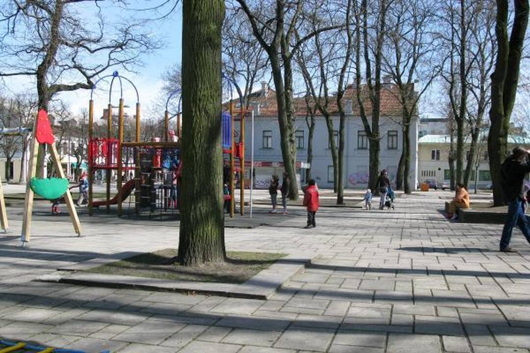 Pavasaris vaikus išviliojo į kiemą