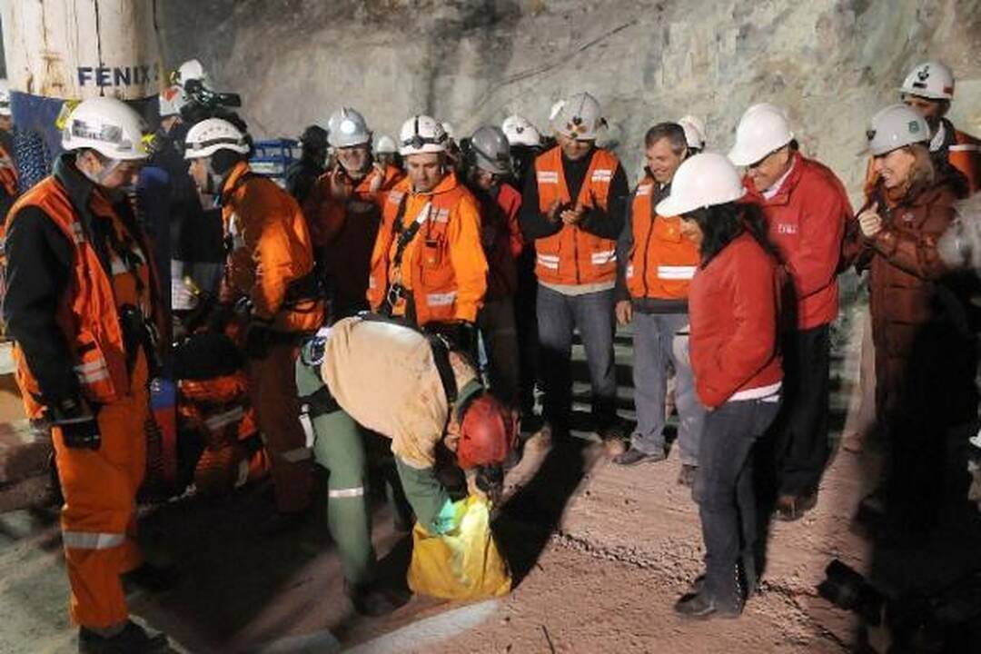 Čilėje pirmieji trys išgelbėti kalnakasiai išleisti iš ligoninės