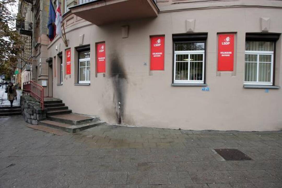 Į socialdemokratų patalpas Vilniuje naktį mestas butelis su degiu skysčiu (papildyta)