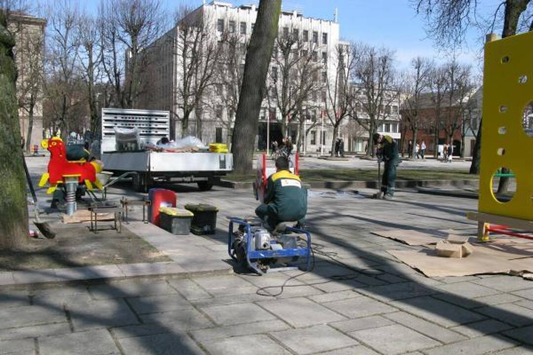 Pavasaris vaikus išviliojo į kiemą