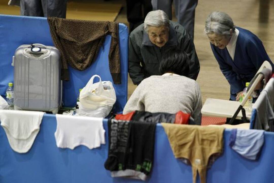 Japonijos imperatorius pirmą kartą apsilankė cunamio nuniokotame regione