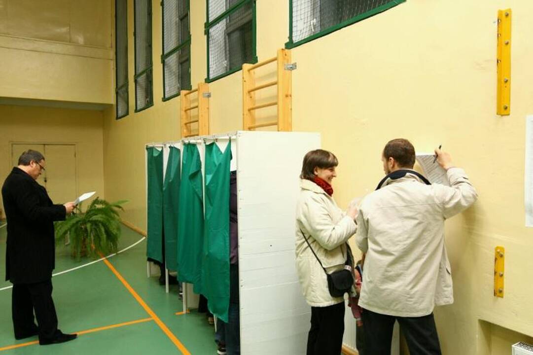 Eilėse stovėję kauniečiai piktinosi balsavimo tvarka 