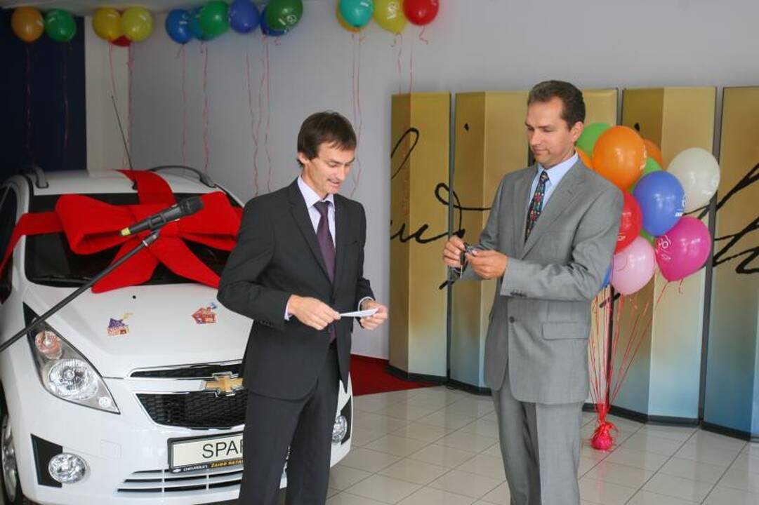„Chevrolet“ dovana „SOS vaikų kaimui“ – dar vienas automobilis