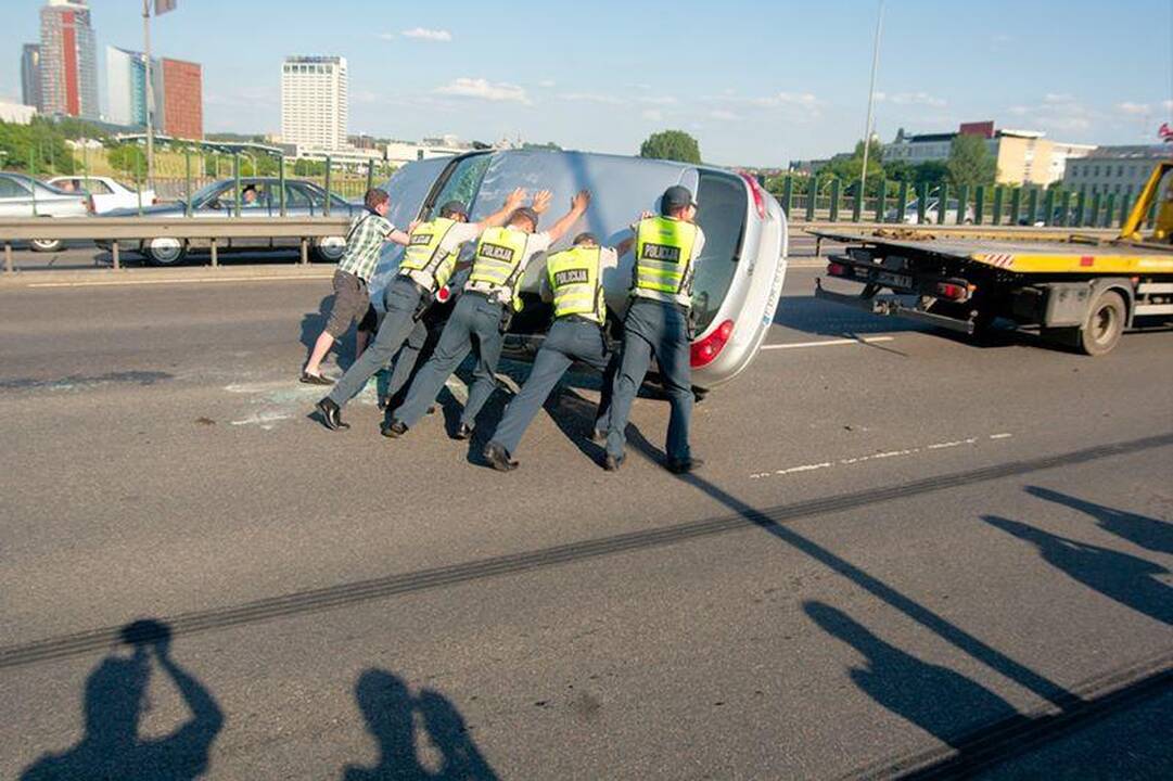 Vilniuje ant tilto apvirto automobilis „VW Golf“