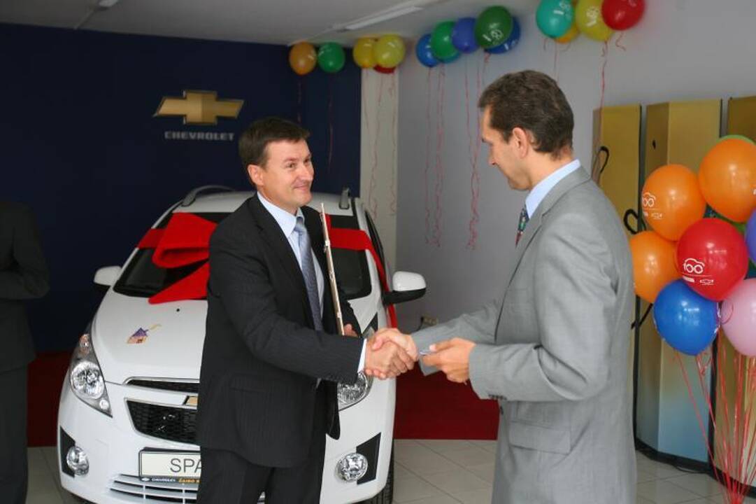 „Chevrolet“ dovana „SOS vaikų kaimui“ – dar vienas automobilis