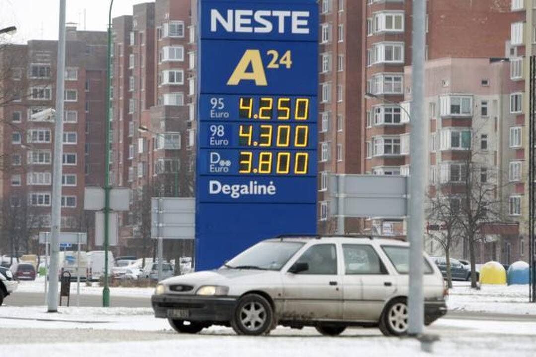 Benzino kaina degalinėse persirito per 4,30 Lt ribą