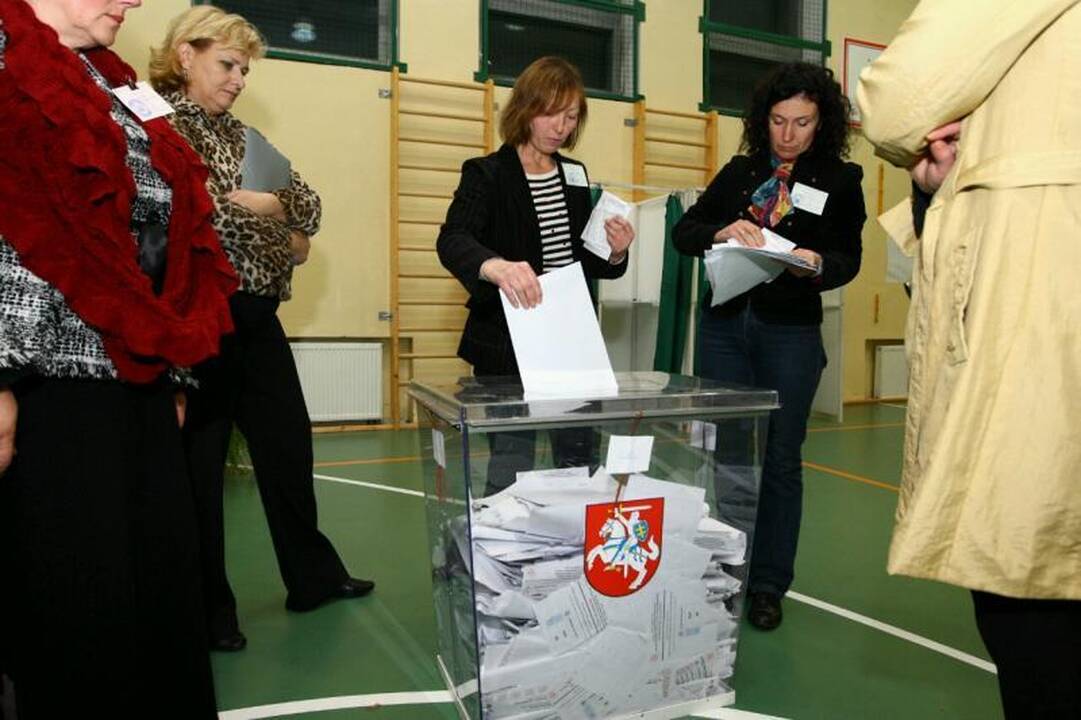 Eilėse stovėję kauniečiai piktinosi balsavimo tvarka 