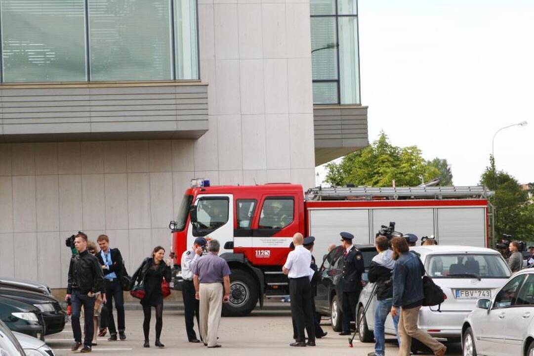 Ugniagesiai mokėsi gesinti Seimo rūmus