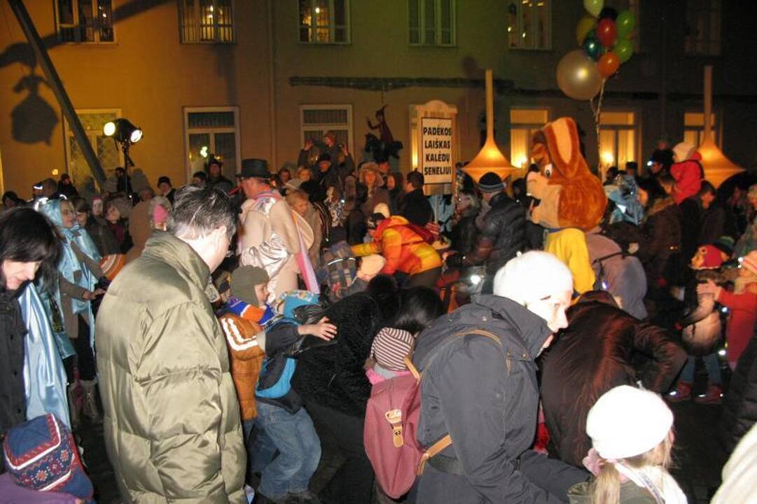 Vilniečiai linksmai atsisveikino su Kalėdų eglutėmis